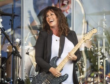 Η Alanis Morissette φωτογραφίζεται στα 45 της και έγκυος (φωτο)